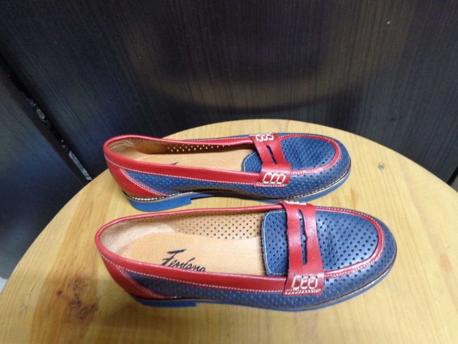 Sapatos azuis e vermelhos