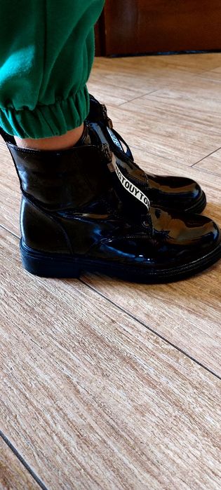 Лакові черевики.