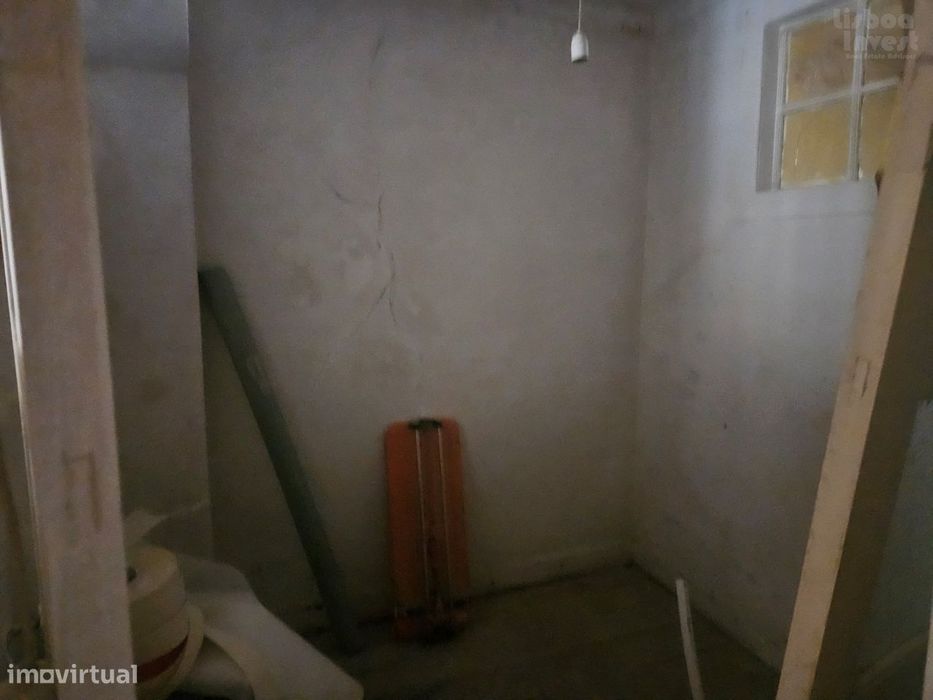 Vendo T2 para remodelação em predio totalmente remodelado