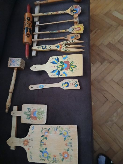 Zestaw drewnanych rzeczy do kuchni  z motywem  łowickim