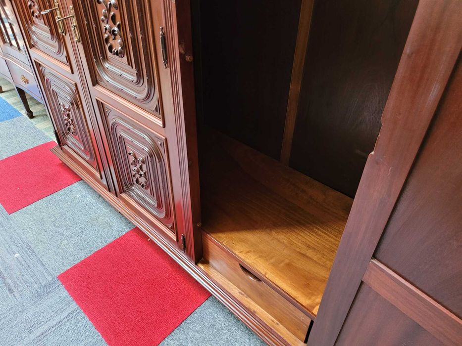 Roupeiro em madeira com três portas chave e espelho