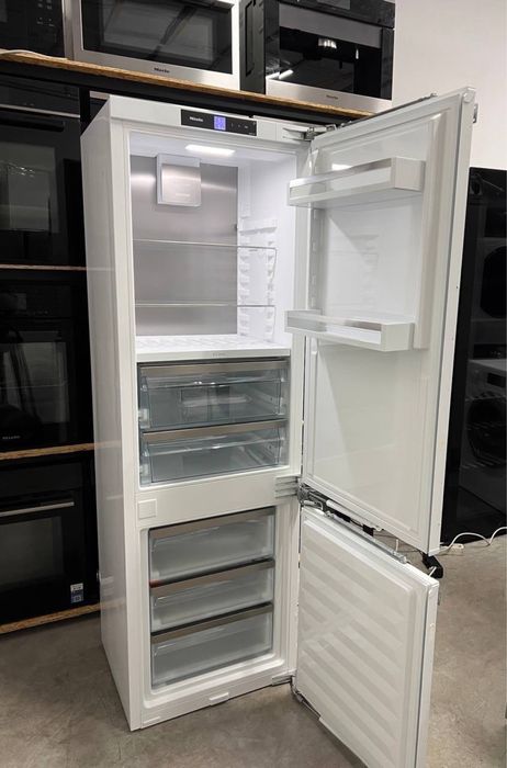 Вбудований холодильник Miele KFN 7744 C