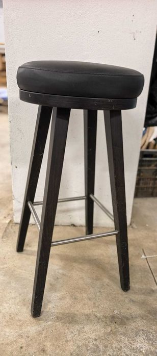 Bancos de balcão pretos com pés de madeira Wenge