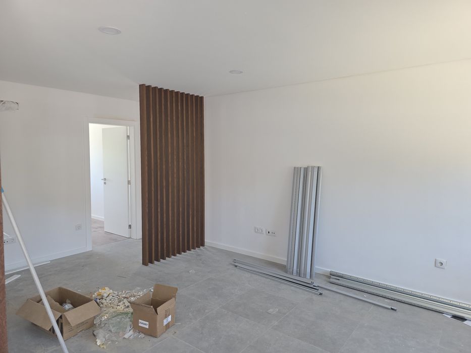 Apartamentos T2 e T3 novos com cozinha equipada e terreno exterior.