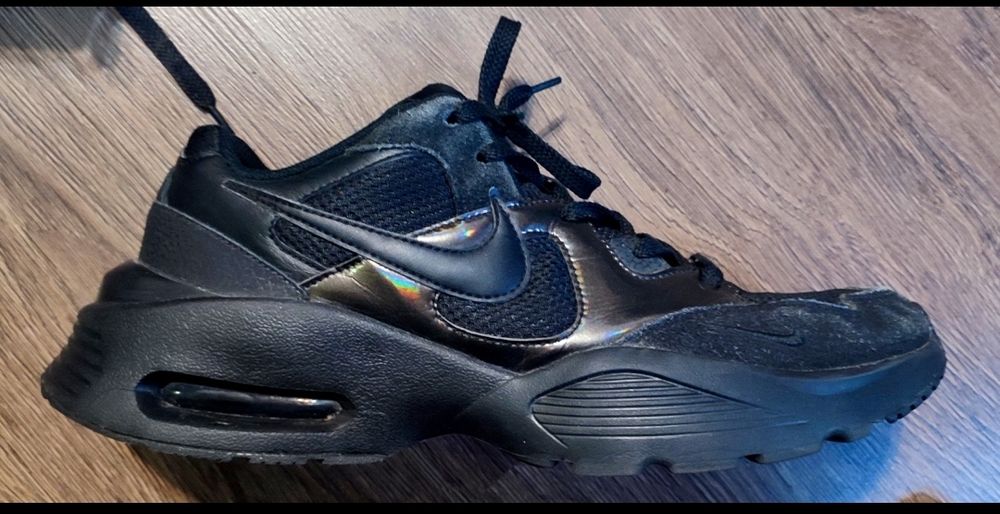 Продам фірмові оригінальні кросівки Nike Air Max Fusion.