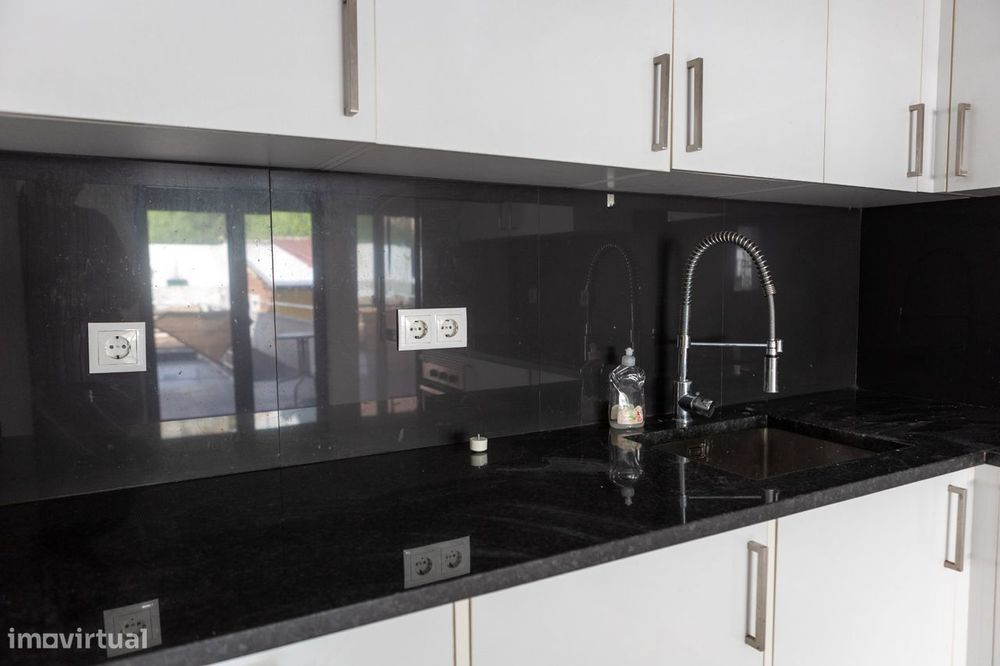 T2 com varanda e cozinha equipada em Odivelas