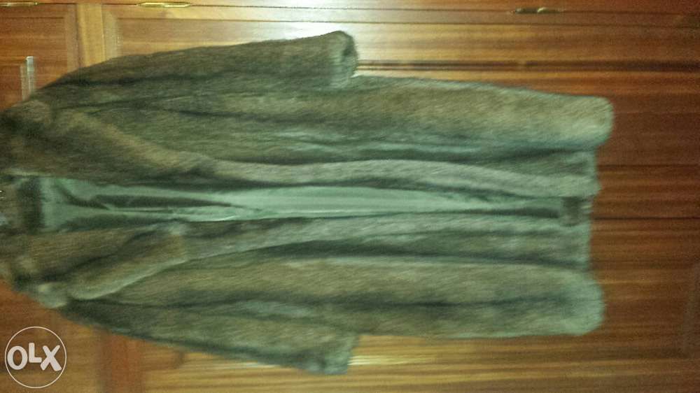 Vendo 2 casacos de pele verdadeira estilo vintage anos 60 a 70, mulher
