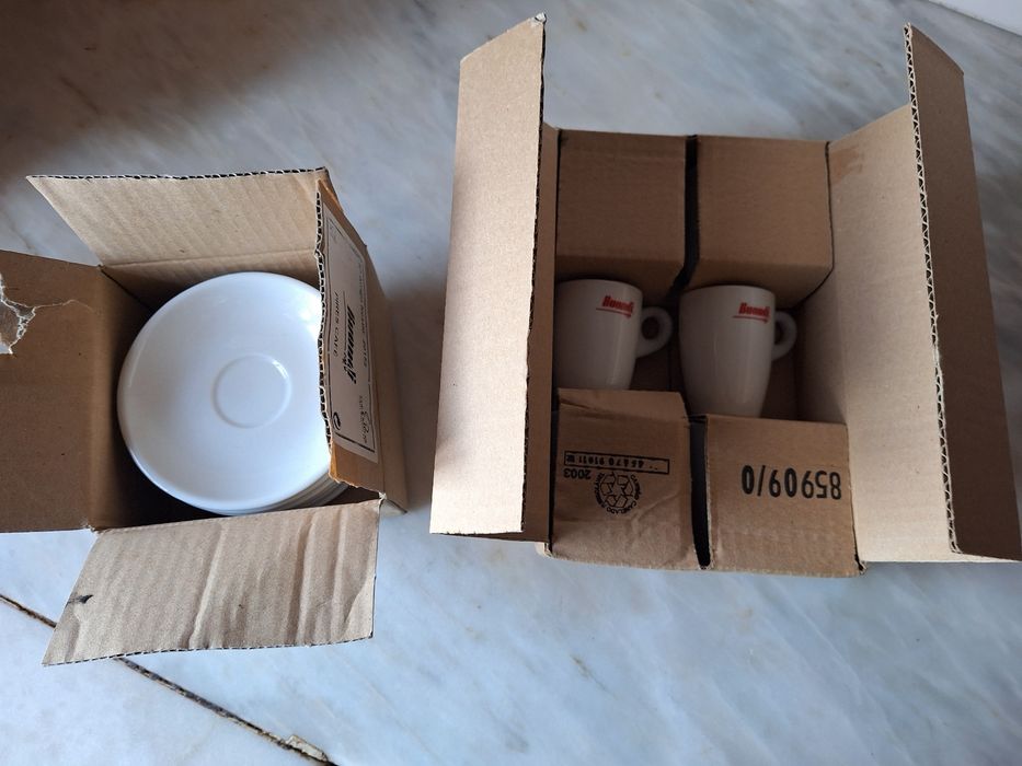 Conjunto de chavnas e pires para café.