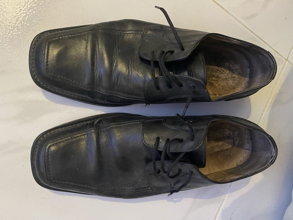 Vende-de sapatos pretos sociais de homem