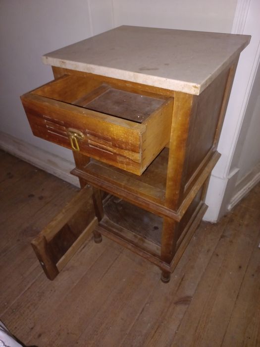 Mesa cabeceira com pedra