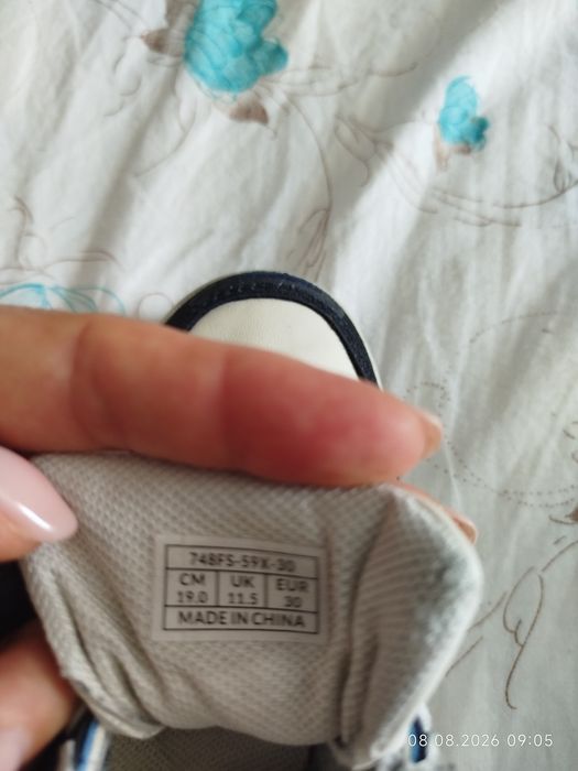 Продам детские кроссовки