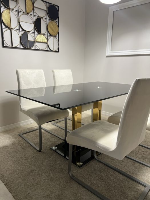 Mesa de jantar sem cadeiras