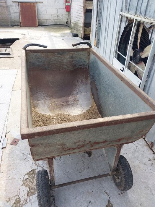 Carrinho para distribuir ração para animais