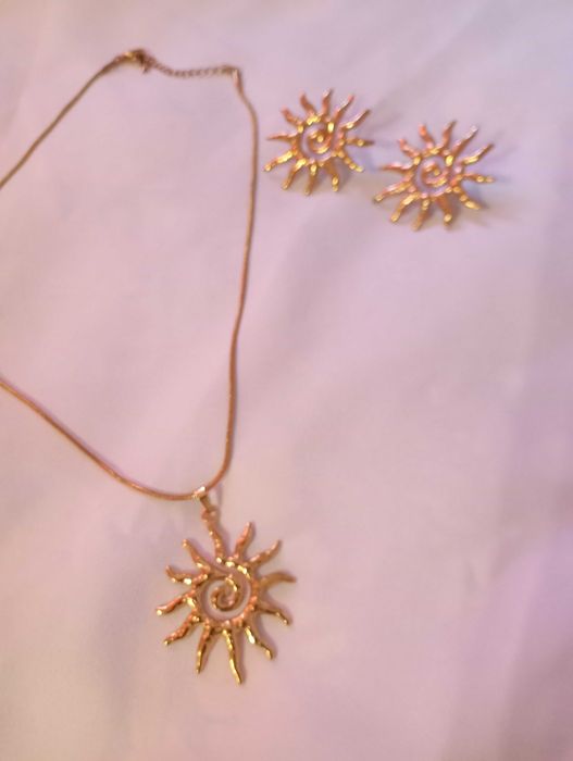 Colares e brincos em inox