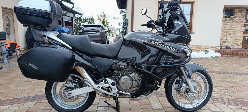 Honda Varadero 1000 XL 53t.km-TUV Kufry OLEJARA Kanapa-żel SZYBA Gmole NAVI -LIFT