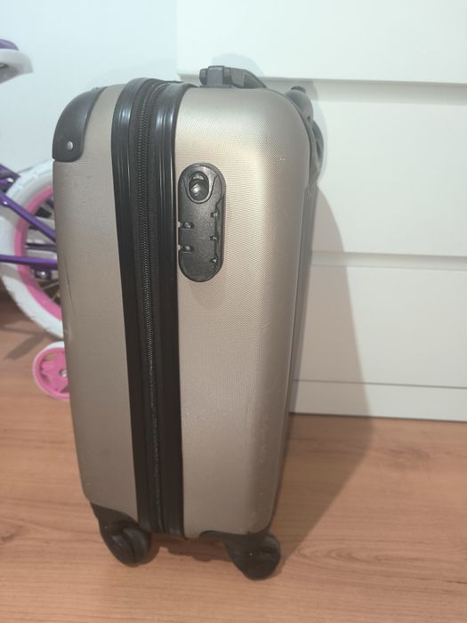 Mala dourada de viagem
