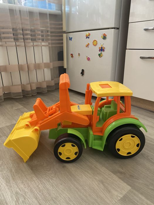 Игрушечный трактор гигант Wader Gigant