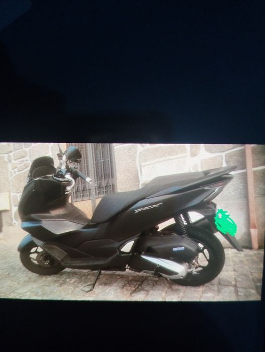 PCX 2023 com 2 capacetes