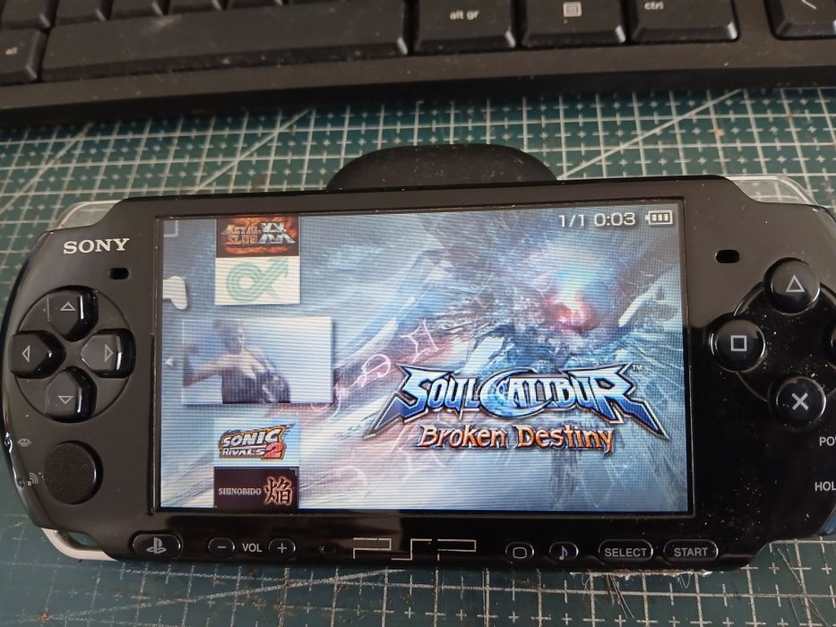 Psp com jogos e emuladores.
