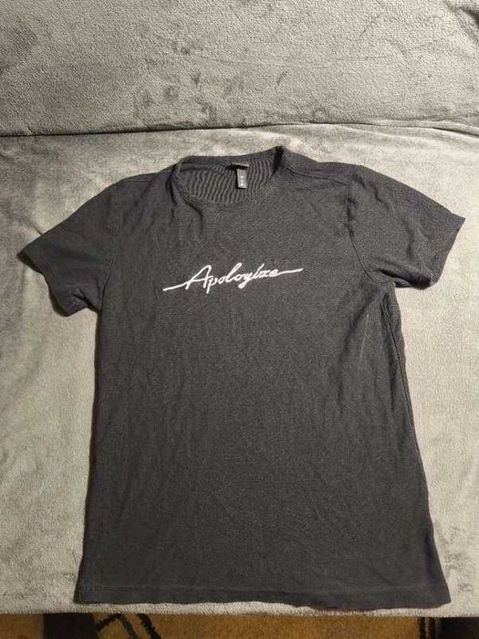 Czarny T‑shirt „Apologize”