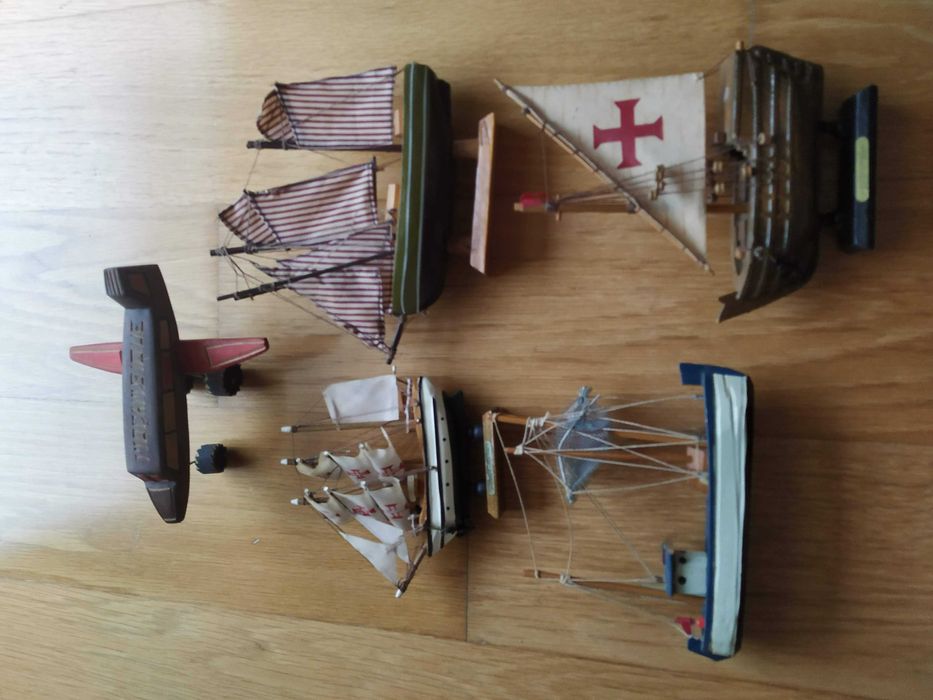 Conjunto 5 brinquedos artesanais em madeira (4 barcos + 1 avião)