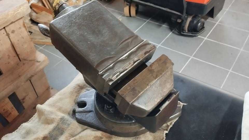 Prensa com base rotativa e inclinável