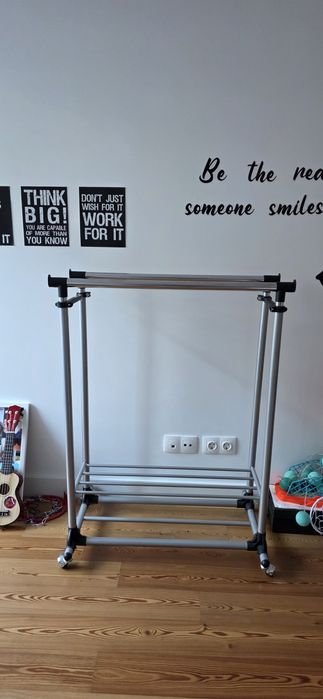 Charriot para roupas e arrumação