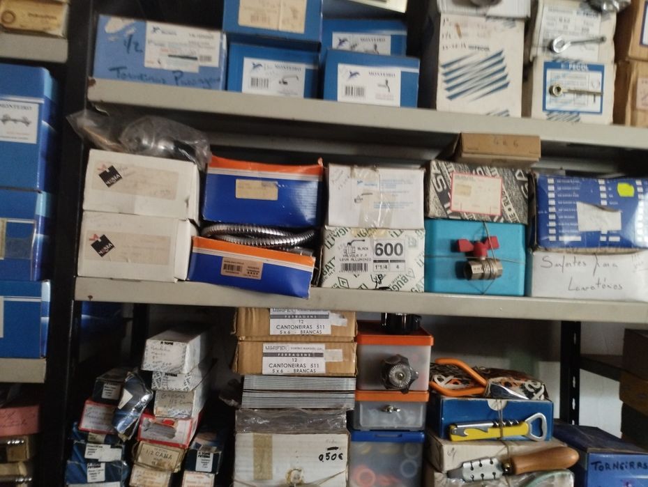 Ferragens (fechaduras,puxadores,anilhas)