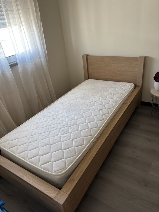 Conjunto de 2 Camas de Solteiro em Madeira + 2 Colchões (1 Novo)