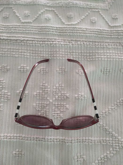 oculos cor-de-laranja e castanhos