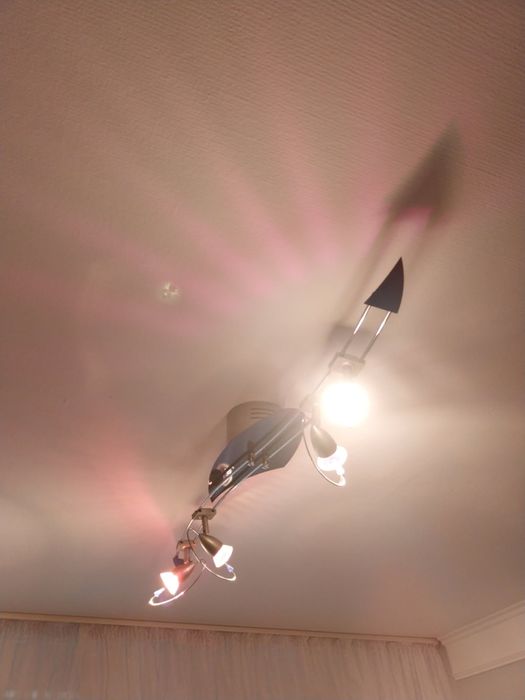 Nowoczesna lampa sufitowa – regulowane reflektorki + zestaw halogenów