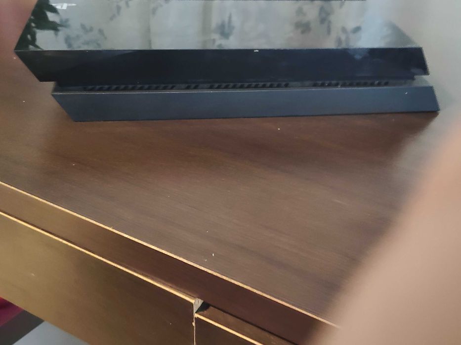 PS4 com 2 comandos e jogos incluidos