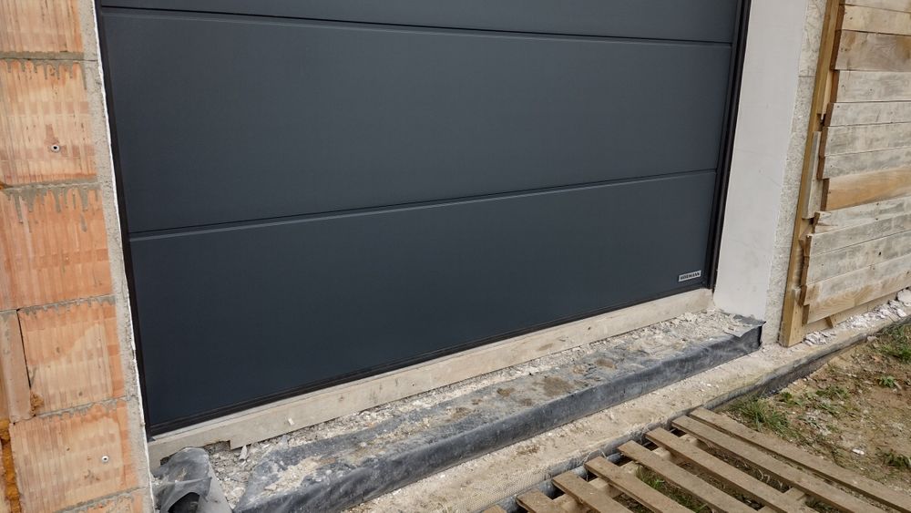 Nowa Brama Hormann 5000 x 2500 antracyt woodgrain segmentowa ocieplona