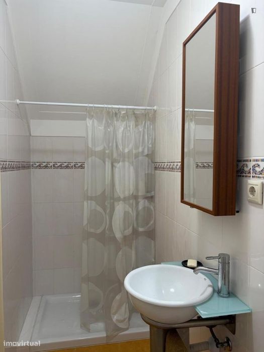 Quarto - localizado em Oliveira do Douro Porto
