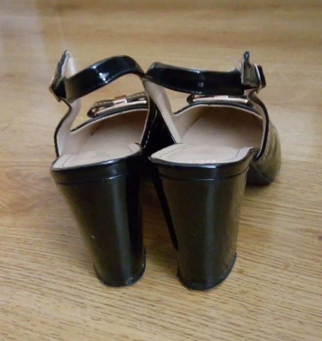 Czarne czółenka z ozdobną klamerką, roz.38