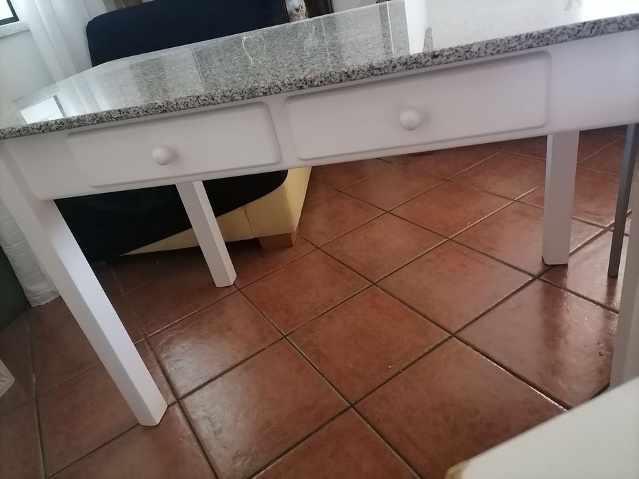 Mesa rectangular com tampo em pedra