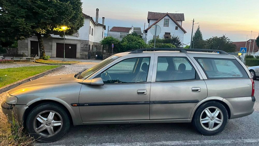 Vendo Opel Vectra, ano 1999, gasolina, no estado em que se encontra.