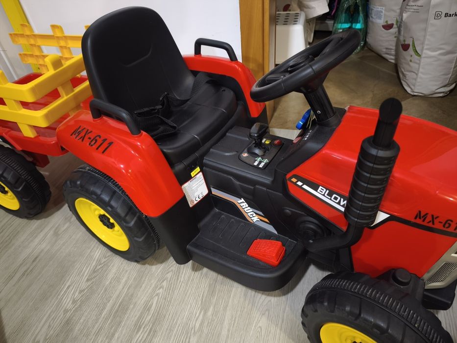 Trator eléctrico com atrelado