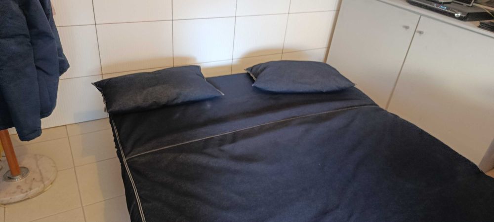 Sofá cama estrutura metálica e colchão e cobertura de ganga azul