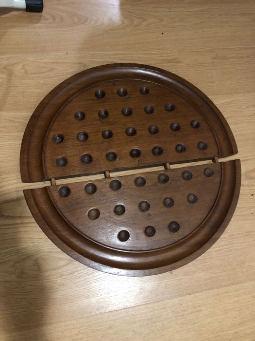 Jogo solitario em madeira
