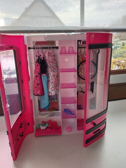 Zestaw Barbie z szafą