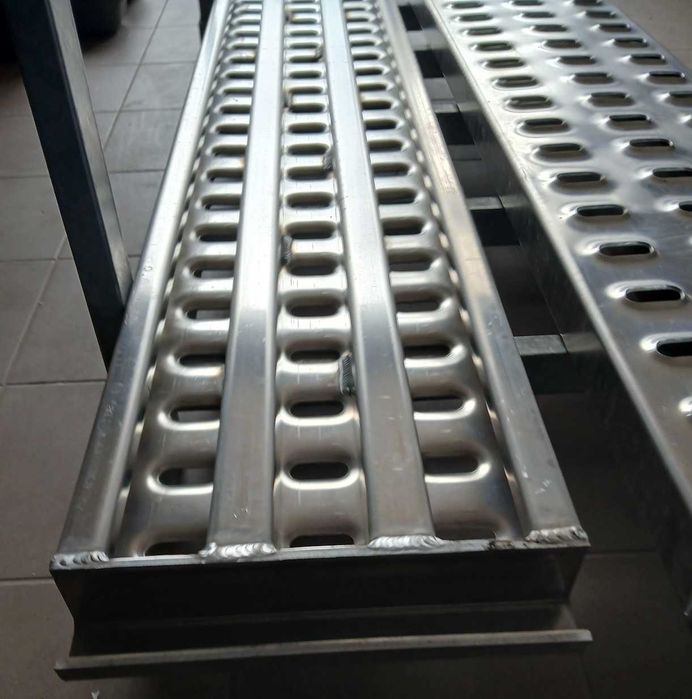 Najazdy- podjazdy 2500 x 315 x 69 mm. Ładowność 2500 kg