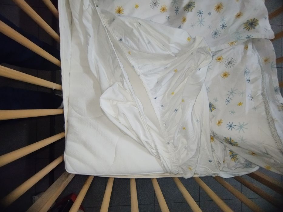 Berço SNIGLAR IKEA c/colchão, protetor de colchão, lençóis e protetor