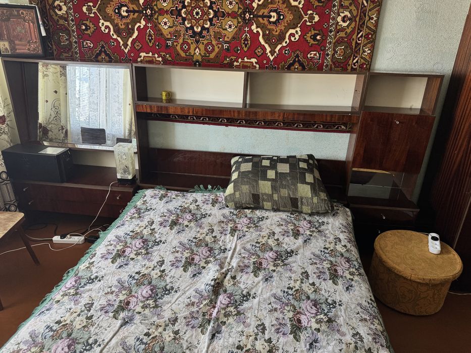 Ліжко для спальні / вітальня