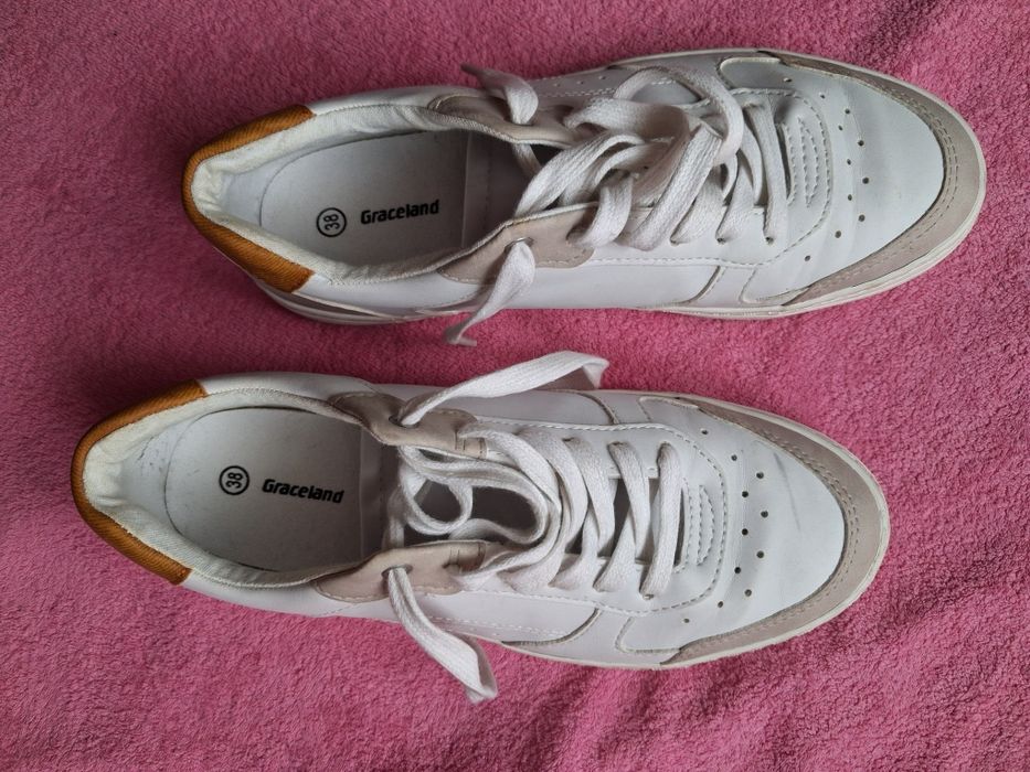 Buty sportowe. Kupione w sklepie Graceland. Rozmiar 38