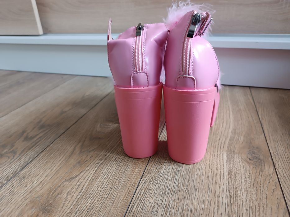 Różowe sandały na obcasie z futerkiem