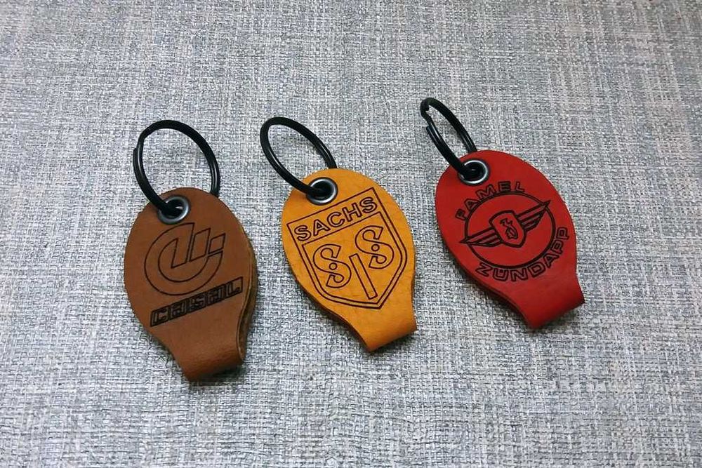 Porta chaves em cabedal, com a marca de motorizadas antigas.