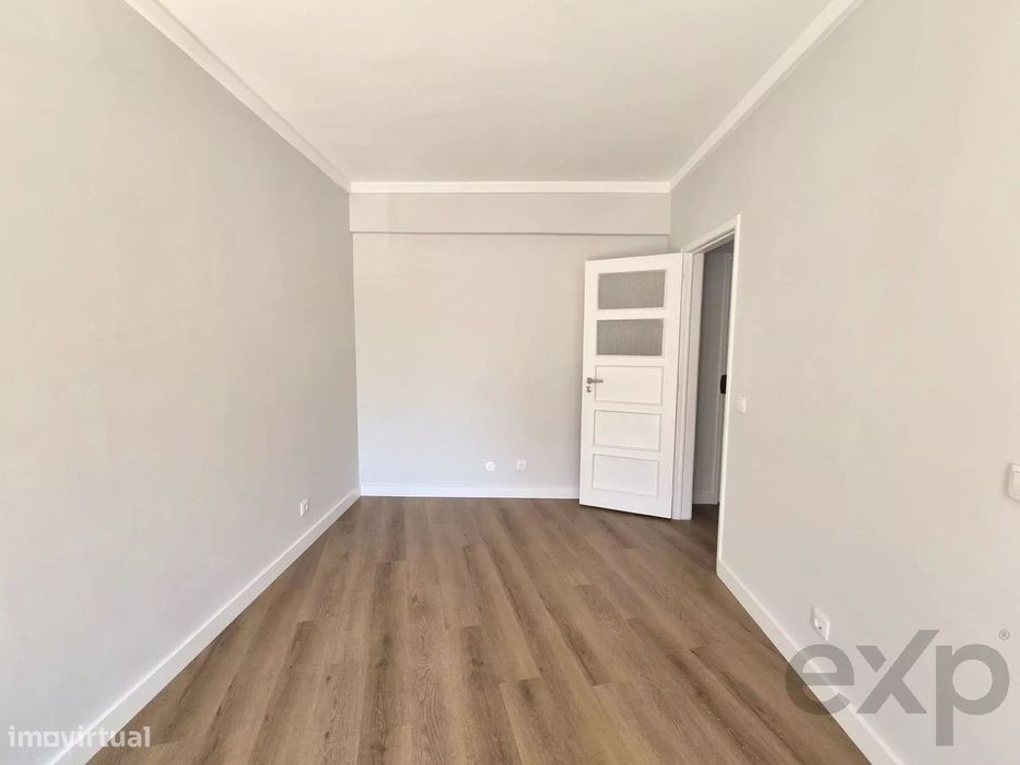 Apartamento T5 com elevador e varanda em Entrecampos