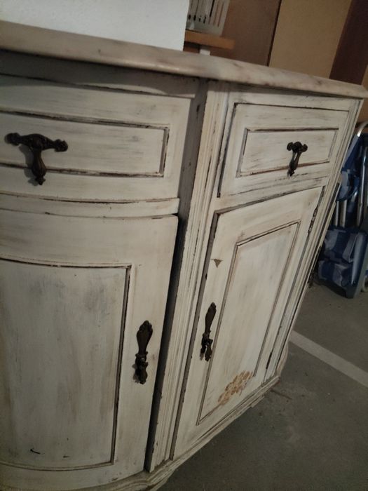 Móvel antigo com pedra mármore