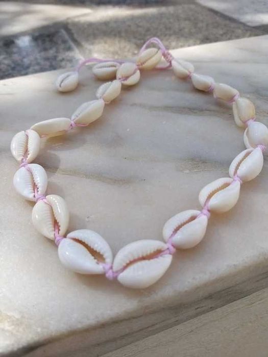 Colar conchas com fio rosa ajustável